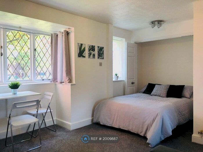 Studio To Rent In Ashmere Close, Calcot, Reading, RG31