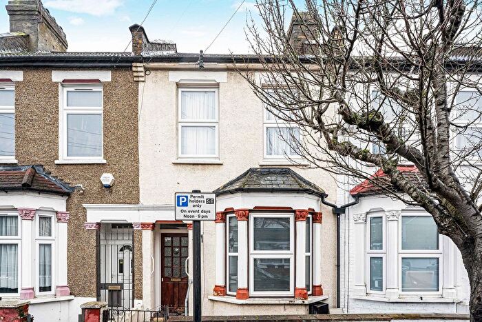 2 Bedroom Property For Sale In Raynham Avenue, Edmonton, N18