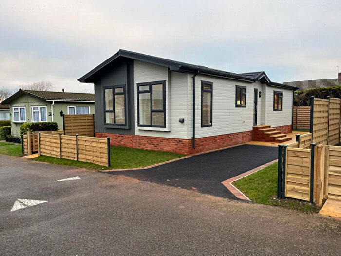 2 Bedroom Park Home For Sale In Dunstable, Bedfordshire, LU6