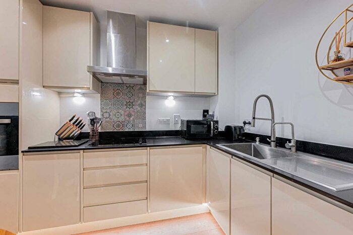 1 Bedroom Flat For Sale In Fairfax Drive, Westcliff-On-Sea, SS0