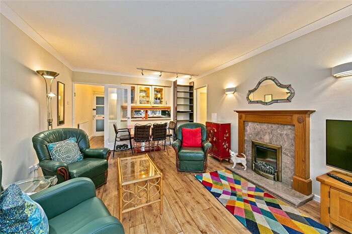 2 Bedroom Flat To Rent In Parkleys, Richmond, TW10