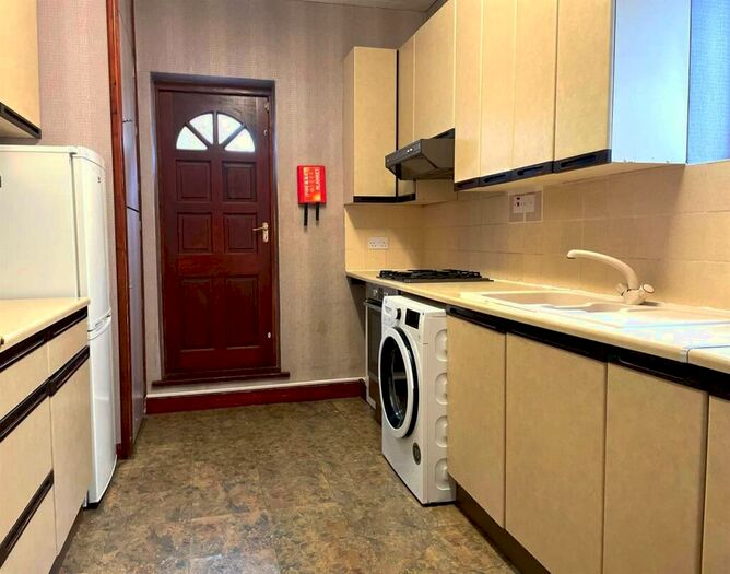 3 Bedroom End Of Terrace House To Rent In Cedar Road, London, CR0