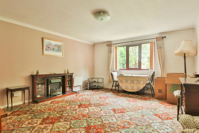 2 Bedroom Apartment For Sale In Waddington Court, Cottingham Road, Hull, HU5