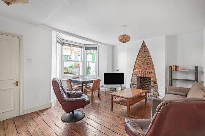 2 Bedroom Flat To Rent In Elm Park, London, SW2