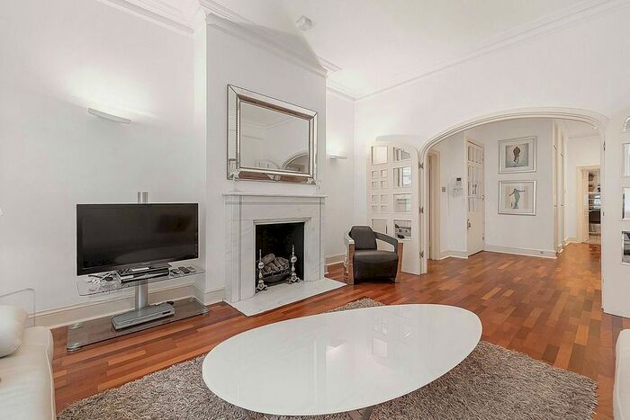 3 Bedroom Flat To Rent In Basil Street, Knightsbridge, London, SW3