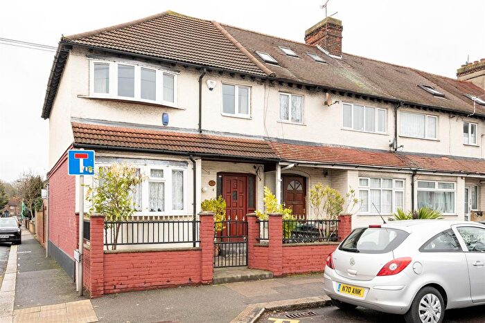 3 Bedroom Property For Sale In New Road, Chingford, E4