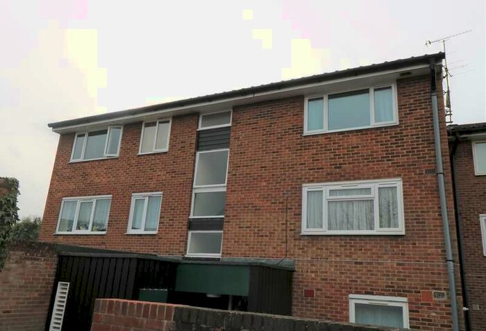 1 Bedroom Flat To Rent In Middlefields, Pixton Way, Forestdale, Surrey, CR0