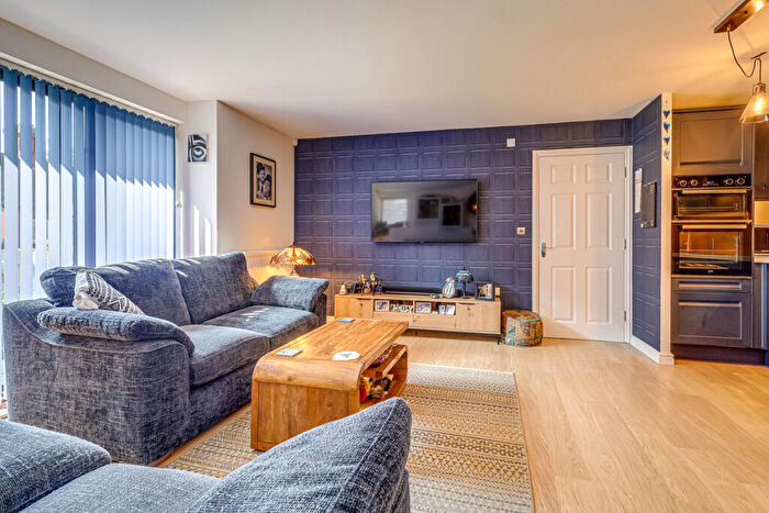 2 Bedroom Apartment For Sale In West Street, Southend-on-sea, SS2