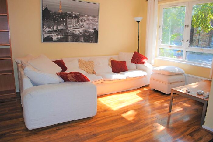 3 Bedroom Detached House To Rent In Lofting Road, Angel, N1