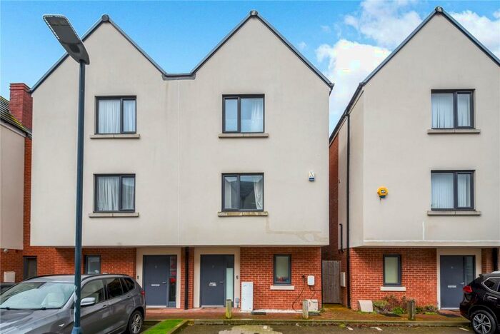 4 Bedroom Semi-Detached House To Rent In Kingsgrove Close, Sidcup, DA14