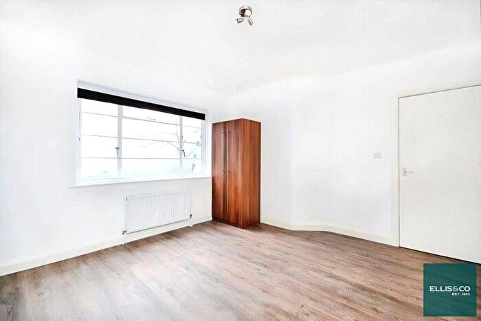 2 Bedroom Apartment To Rent In Denison Close, East Finchley, N2