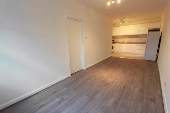 1 Bedroom Flat To Rent In High Road, London, N20