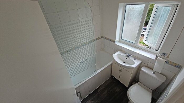 Block Of Flats To Rent In Rothesay Road, Luton, LU1