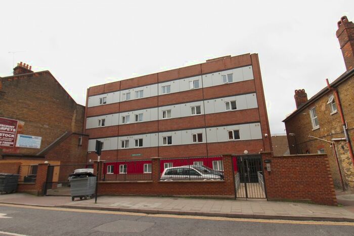 2 Bedroom Flat To Rent In High Street, Chatham, ME4