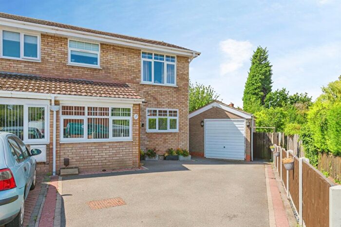3 Bedroom Semi-Detached House For Sale In Ridgewood Rise, Tamworth, B77