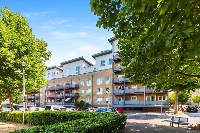 3 Bedroom Flat For Sale In Metropolitan Station Approach, Watford, WD18