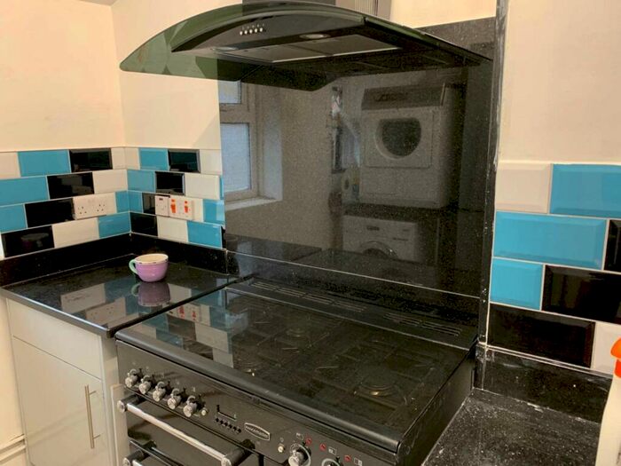 6 Bedroom Terraced House To Rent In Grange Avenue, Reading, RG6