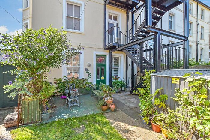 2 Bedroom Flat For Sale In Marine Parade, Hythe, Kent, CT21