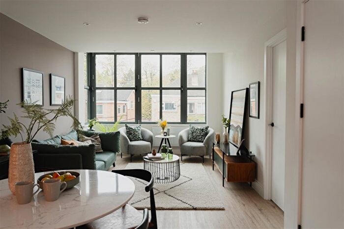 1 Bedroom Flat For Sale In The Vale, Roebuck Close, Reigate, RH2