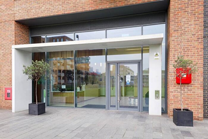 3 Bedroom Flat To Rent In Jefferson Plaza, Bow, London, E3