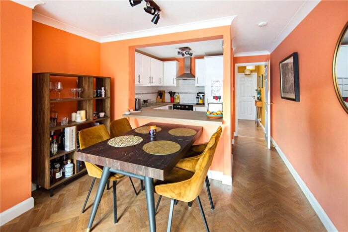 2 Bedroom Flat For Sale In Leabank Square, Hackney, London, E9