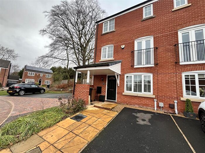 4 Bedroom Town House For Sale In Holly Close, Stalybridge, SK15