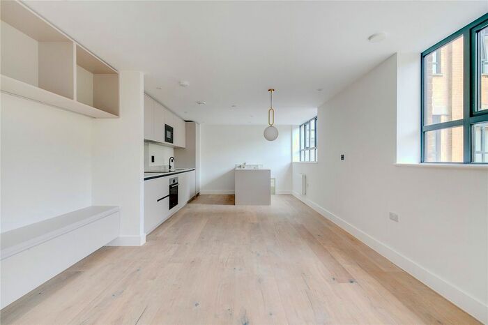 2 Bedroom Flat To Rent In Irene House, Balham High Road, London, SW12