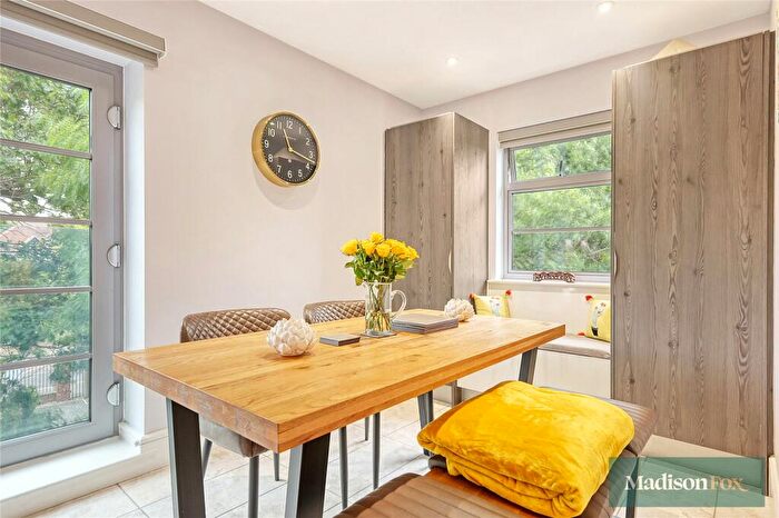 1 Bedroom Apartment For Sale In Roding Road, Loughton, Essex, IG10