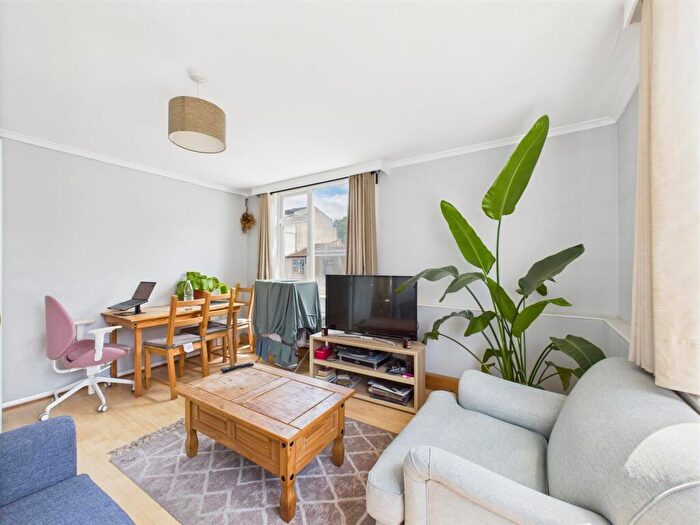 2 Bedroom Apartment For Sale In Bethnal Green Road, Shoreditch, E2