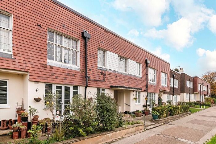 2 Bedroom Flat To Rent In Crown Lane Gardens, Streatham, SW16