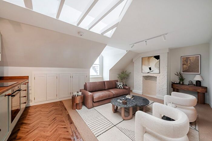 2 Bedroom Flat For Sale In Lower Richmond Road, Putney, London, SW15