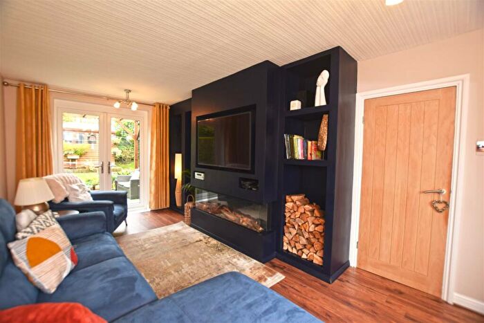 3 Bedroom Town House For Sale In Rosthwaite Close, Middleton, Manchester, M24
