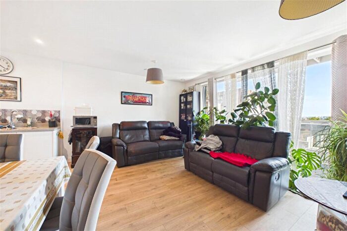 3 Bedroom Apartment For Sale In Chamberlain Court, Ironworks Way, London, E13