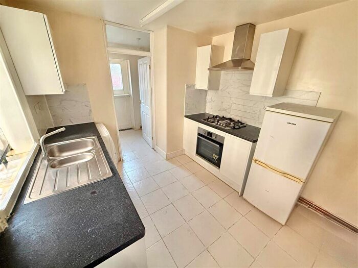 3 Bedroom Terraced House To Rent In Ridgway Road, Luton, LU2