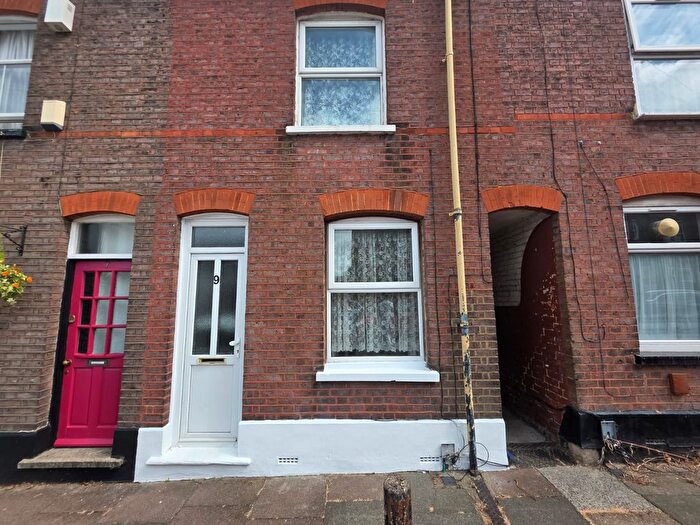 3 Bedroom Terraced House To Rent In May Street, Luton, Bedfordshire, LU1