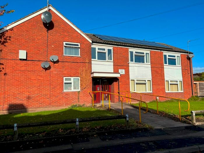 2 Bedroom Flat To Rent In Green Lane, Shelfield, Walsall, WS4