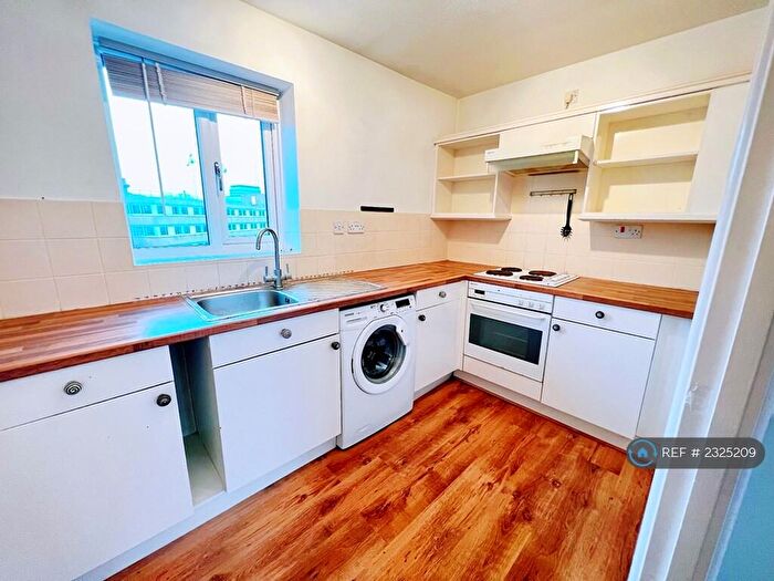 1 Bedroom Flat To Rent In Corinthian Court, Bristol, BS1