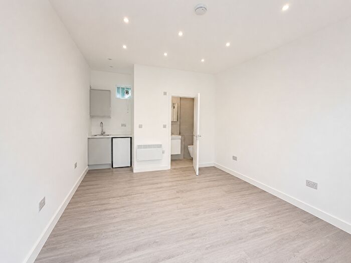 Studio To Rent In Accommodation Road, London, NW11