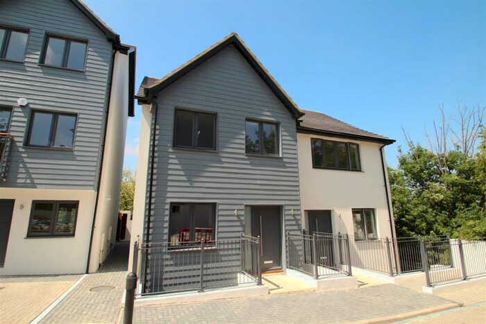 4 Bedroom Semi-Detached House To Rent In Parkview Rise, Adeyfield Road, Hemel Hempstead, HP2