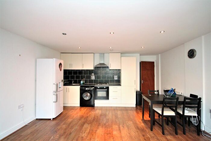 3 Bedroom Flat To Rent In Median Road, Clapton, E5