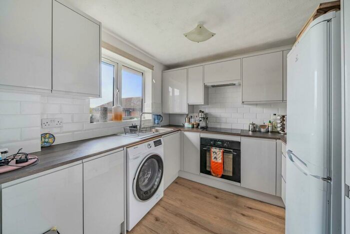 2 Bedroom Flat To Rent In Coppetts Road, Muswell Hill, London, N10