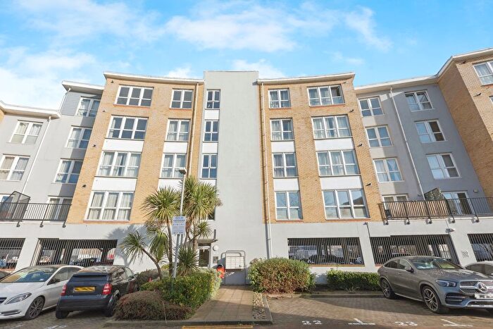 1 Bedroom Flat For Sale In Admirals Way, Gravesend, Kent, DA12