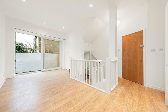 2 Bedroom Flat To Rent In Trent Road, London, SW2