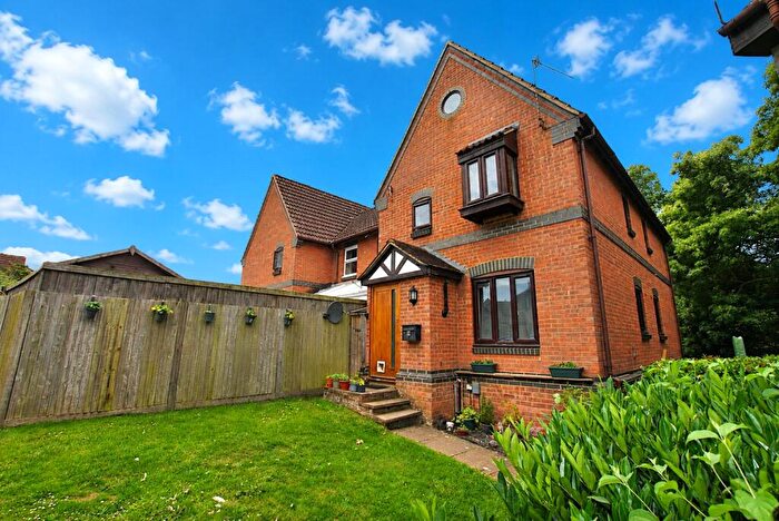 1 Bedroom End Of Terrace House For Sale In Dairymans Walk, Guildford, Surrey, GU4
