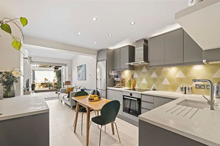 2 Bedroom Maisonette For Sale In Balvernie Grove, London, SW18