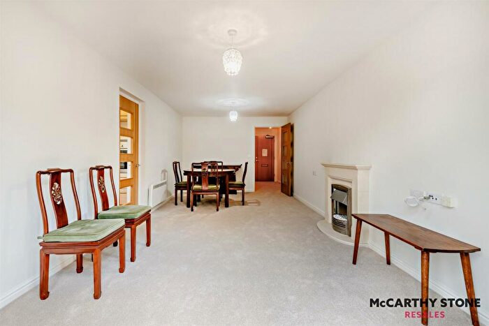 1 Bedroom Apartment For Sale In Farringford Court, Avenue Road, Lymington, Hampshire, SO41