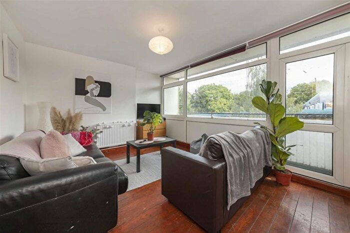 3 Bedroom Flat To Rent In Kirton Gardens, London, E2