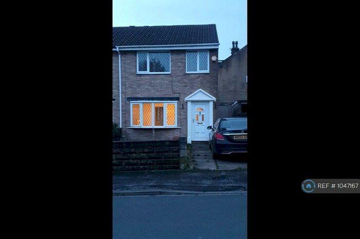 3 Bedroom Semi-Detached House To Rent In Oakdale Close, Halifax, HX3