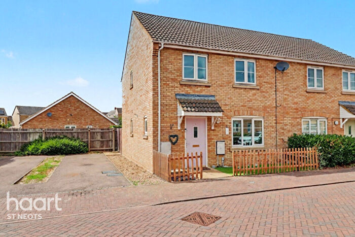 3 Bedroom Semi-Detached House For Sale In Wolff Close, Huntingdon, PE28