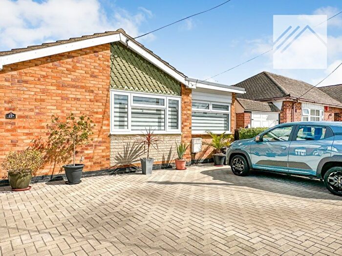 2 Bedroom Bungalow For Sale In Dovercliff Road, Canvey Island, SS8